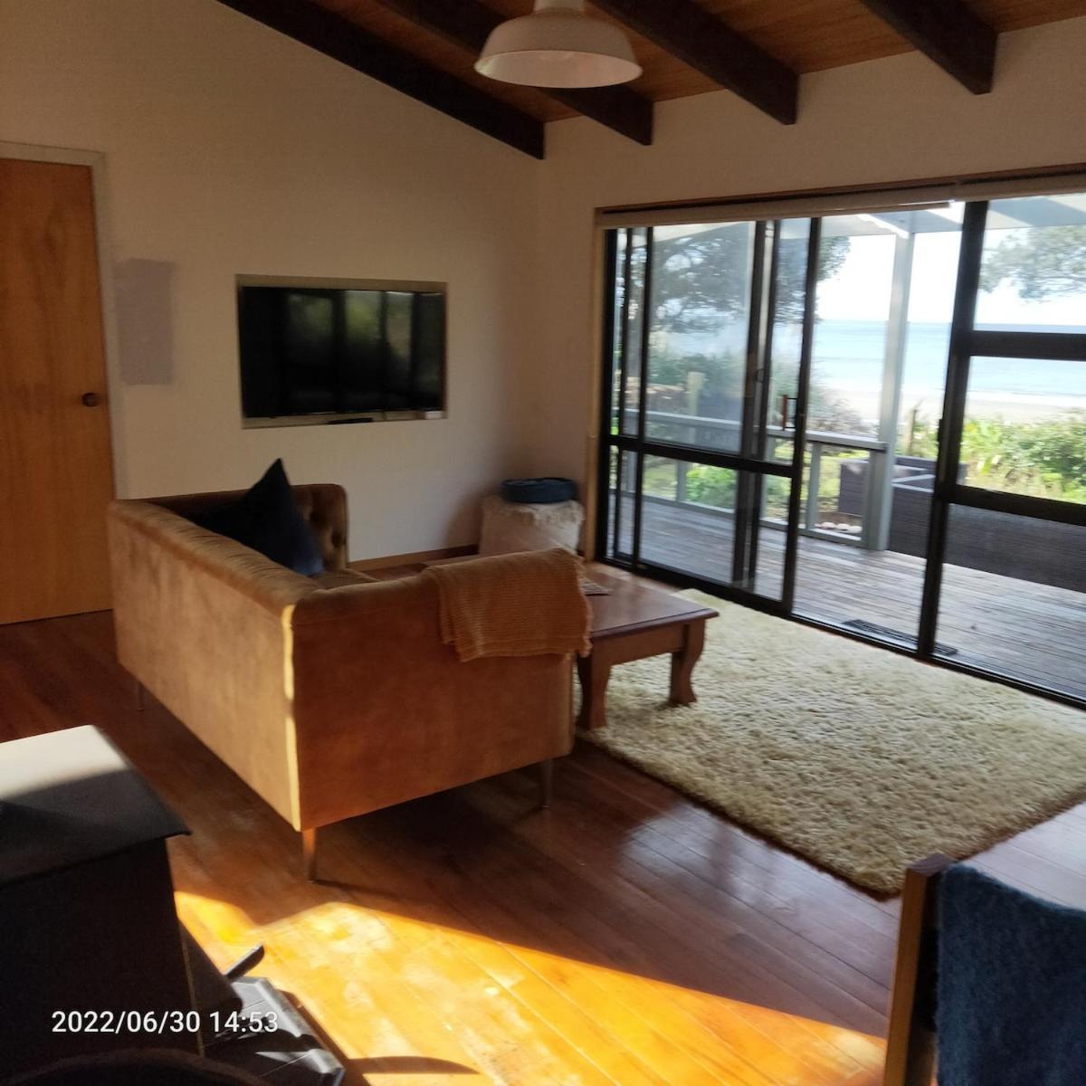 Beachfront Bliss - Your Parapara Seaside Retreat Kültér fotó